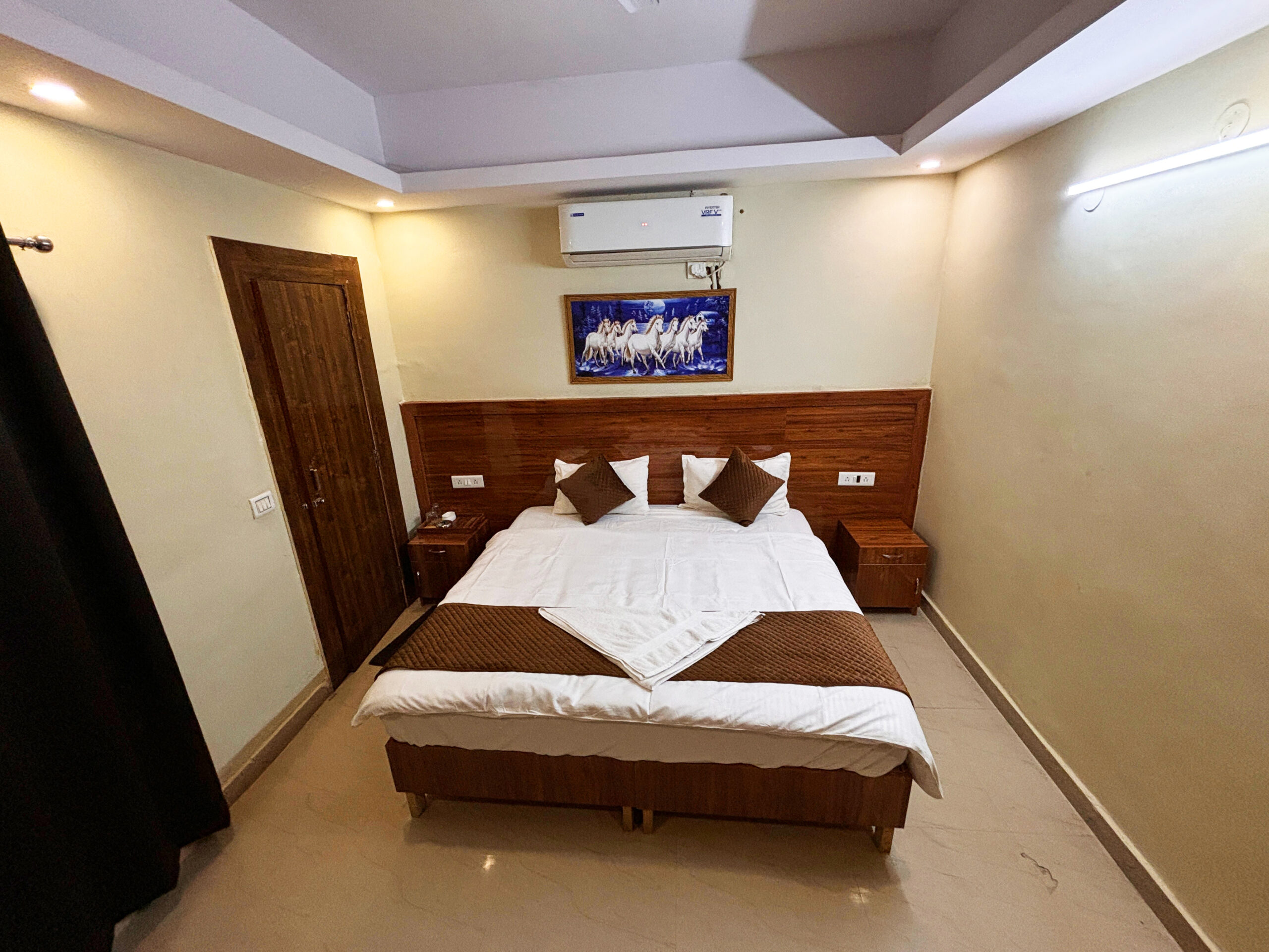 Single sharing AC room near GL Bajaj College Greater Noida